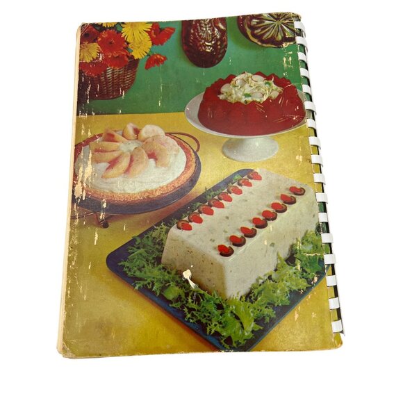 1965 Favorite Eastern Star Recipes Olde Family Favorites Cookbook, 2000 Recipes - Picture 2 of 10